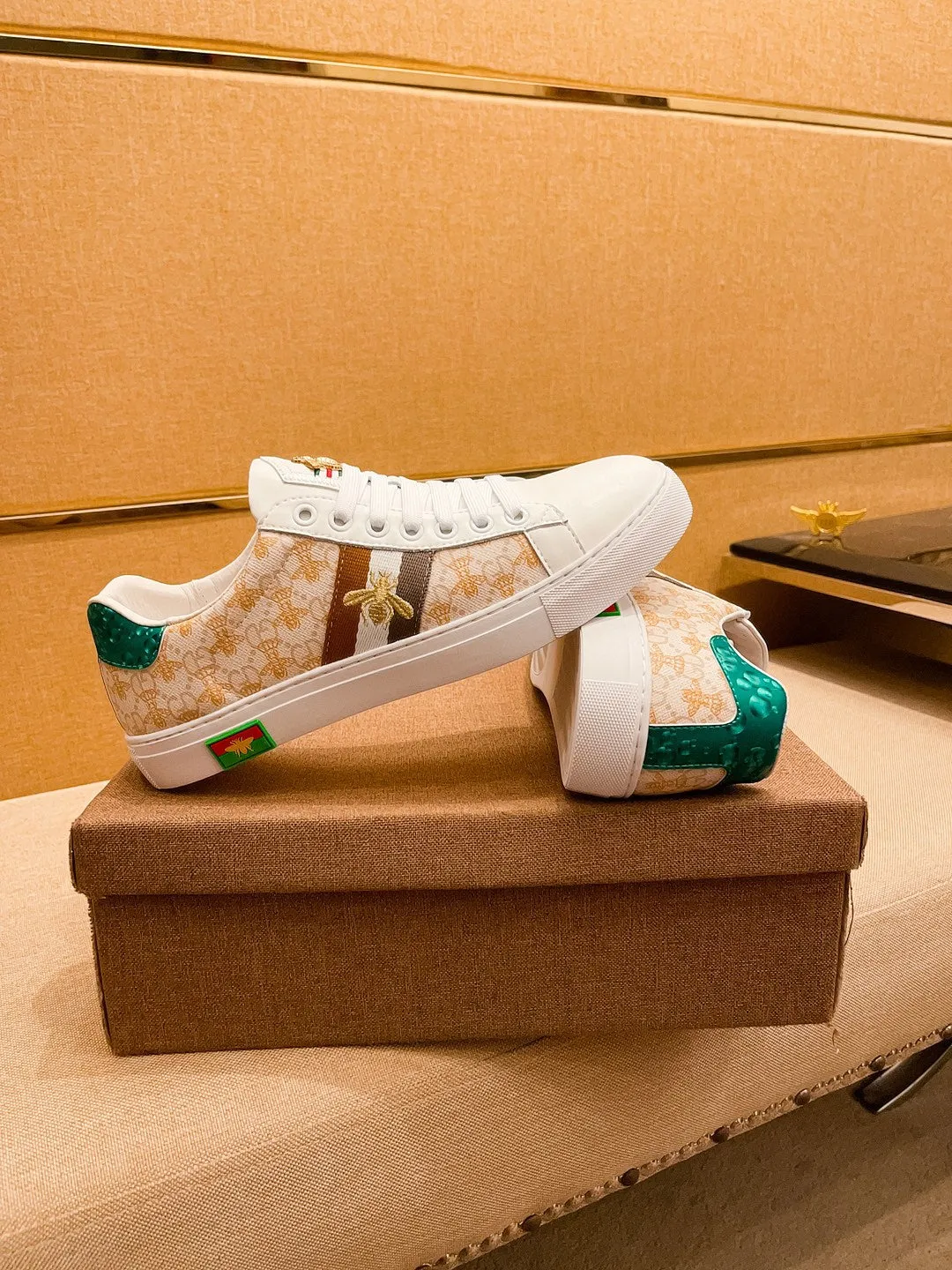 GG ACE EMBROIDERED BEE BEIGE LEATHER