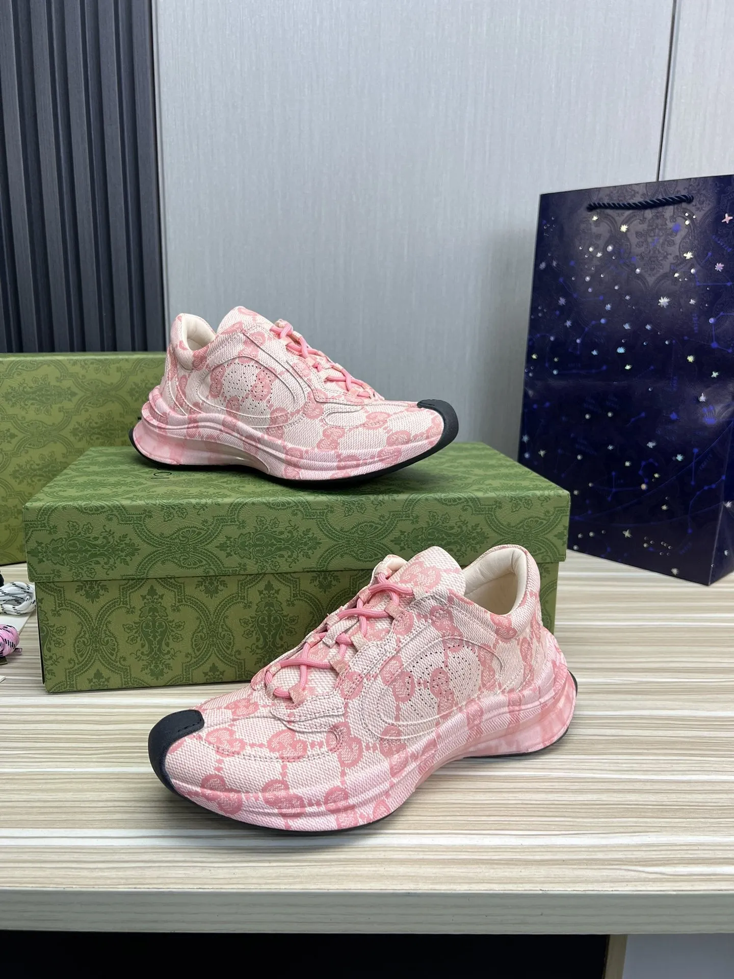 GG RUN PINK LEATHER SNEAKERS