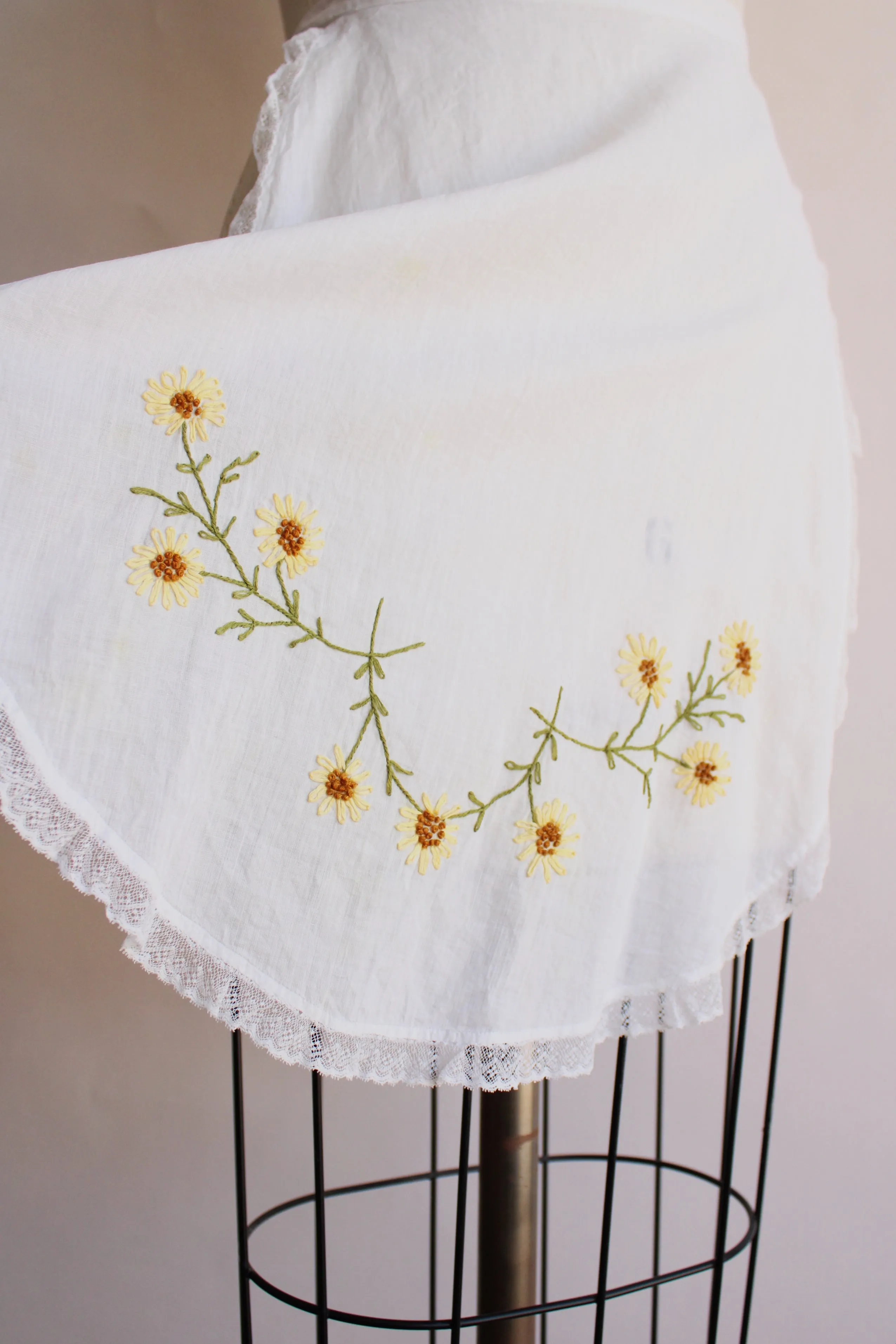 Vintage 1930s 1940s Daisy Embroidered Apron